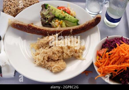 Wurst mit Kohl, Autobahnrestaurant in Pentling, Deutschland Stockfoto