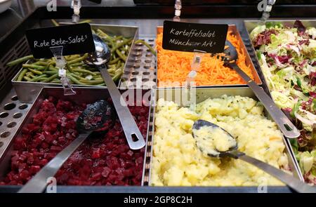 Salatbar im Autobahnrestaurant in Pentling, Deutschland Stockfoto