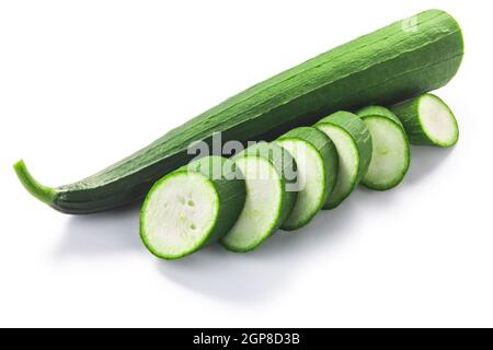 Frische unreife Luffa (Luffa acutangula pepo fruit), teilweise in Scheiben geschnitten, isoliert w Clipping Pfade Stockfoto