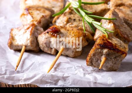 griechischer Souvlaki auf dunklem Holz Stockfoto