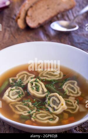 bayerische Maultasche Suppe auf Holz Stockfoto