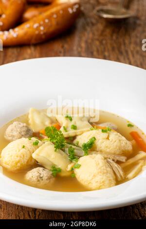 Bayerische Hochzeitssuppe auf einem Teller Stockfoto