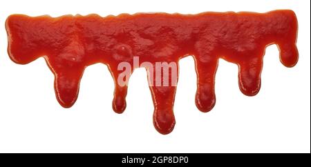 Tropfen roten Tomatenketchup fließt von oben, isoliert auf weißem Hintergrund Stockfoto