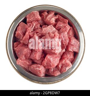 Gewürfeltes rohes Rindfleisch in einer Schüssel für Ihre Katze Oder Hund, um eine gesunde Ernährung für Ihr Haustier Reich an Protein in einem Top-Down-Ansicht isoliert auf Weiß Stockfoto