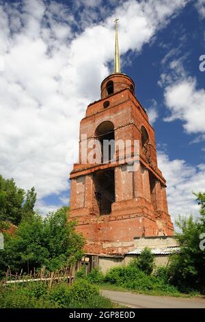 Alte verlassene zerstörten Glockenturm Trinity Kloster, Yelets, Russland vertikal Stockfoto