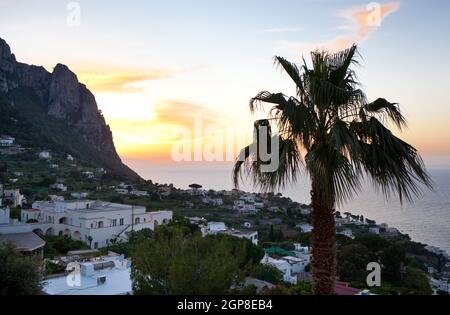 Sonnenuntergang auf der Insel Capri mit typischen Dorf. Stockfoto