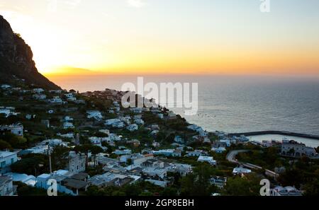 Sonnenuntergang auf der Insel Capri mit typischen Dorf. Stockfoto