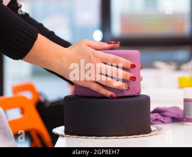 Gebäck Lektion, die auf Zahlen von Halloween mit Fondant einfügen oder Zuckerpaste. Stockfoto