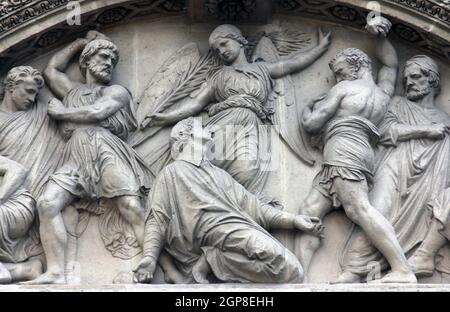 Das Martyrium des Hl. Stephan Giebel der Eingangstür von der Kirche Saint Etienne du Mont, Paris. Stockfoto