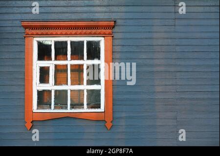 Blaugraue Holzhauswand mit großem Fenster Koyspace horizontal Stockfoto