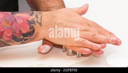Gebäck Lektion, die auf Zahlen von Halloween mit Fondant einfügen oder Zuckerpaste. Stockfoto