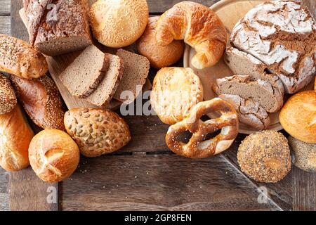 Leckere Auswahl an deutschen Broten und Brötchen Stockfoto