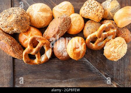 Leckere Auswahl an deutschen Broten und Brötchen Stockfoto