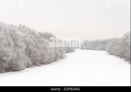 OKA Fluss mit Eis bedeckt und Bäume in Reif Frost Stockfoto