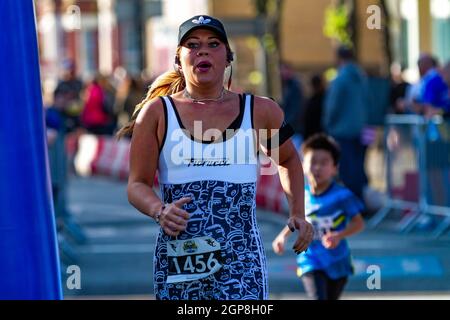 Warrington Running Festival 2021 - die Frau seufzt erleichtert am Ende des Laufs Stockfoto