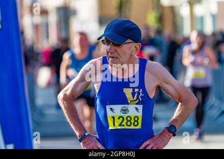 Warrington Running Festival 2021 - der alte Mann legt am Ende des Laufs die Hände auf die Hüfte Stockfoto