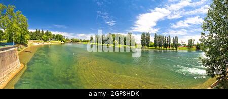 Korana Flusslandschaft in Karlovac, grüne Landschaft und Brücke, Zentral Kroatien Stockfoto