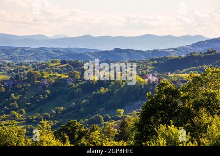 Malerische grüne Hügel Blick von Plesivica Berg, Landschaft des nördlichen Kroatien Stockfoto