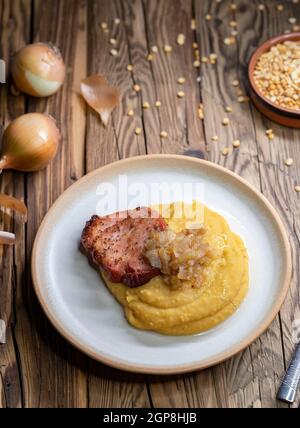 Tschechische Küche, geräuchertes Fleisch mit Erbsenbrei und gebratene Zwiebel bis golden Stockfoto