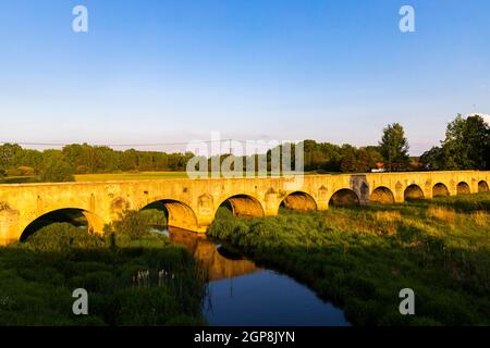 Alte Steinbrücke über den Vitek-Teich bei Trebon, Südböhmen, Tschechien Stockfoto