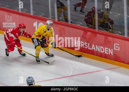 Lausanne, Schweiz. August 2021. Yannick Hänggi vom SC bern ist während des 10. Spiels der Schweizer Nationalliga 2021-2022 mit dem Lausanne HC und dem SC Bern im Einsatz (Foto: Eric Dubost/Pacific Press) Quelle: Pacific Press Media Production Corp./Alamy Live News Stockfoto