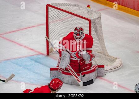 Lausanne, Schweiz. August 2021. Stephan Tobias (Torwart) vom Lausanner HC ist während des 10. Spiels der Schweizer Nationalliga 2021-2022 mit dem Lausanne HC und dem SC Bern im Einsatz (Foto: Eric Dubost/Pacific Press) Quelle: Pacific Press Media Production Corp./Alamy Live News Stockfoto