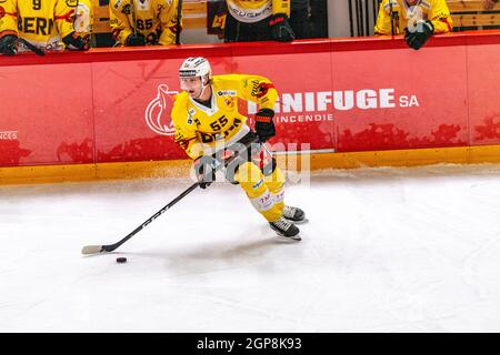 Lausanne, Schweiz. August 2021. Calle Anderson vom SC Bern ist während des 10. Spiels der Schweizer Nationalliga 2021-2022 mit dem Lausanne HC und dem SC Bern im Einsatz (Foto: Eric Dubost/Pacific Press) Quelle: Pacific Press Media Production Corp./Alamy Live News Stockfoto