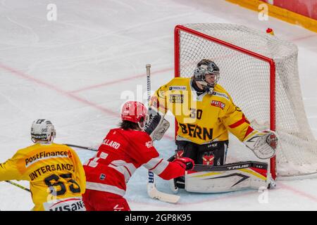 Lausanne, Schweiz. August 2021. Philipp Wüthrich (Torwart) vom SC Bern ist im 10. Spiel der Schweizer Nationalliga 2021-2022 mit dem Lausanne HC und dem SC Bern im Einsatz (Foto: Eric Dubost/Pacific Press) Quelle: Pacific Press Media Production Corp./Alamy Live News Stockfoto