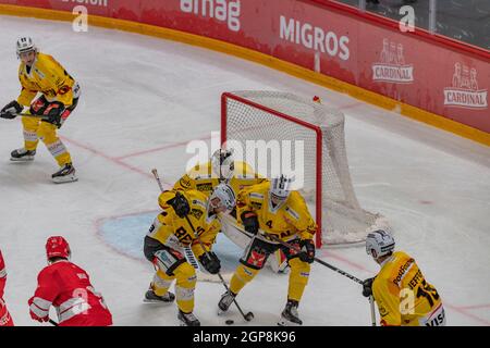 Lausanne, Schweiz. August 2021. Philipp Wüthrich (Torwart) vom SC Bern ist im 10. Spiel der Schweizer Nationalliga 2021-2022 mit dem Lausanne HC und dem SC Bern im Einsatz (Foto: Eric Dubost/Pacific Press) Quelle: Pacific Press Media Production Corp./Alamy Live News Stockfoto