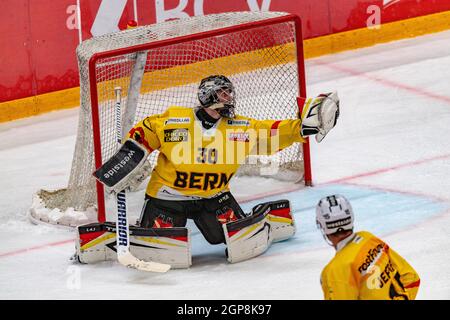 Lausanne, Schweiz. August 2021. Philipp Wüthrich (Torwart) vom SC Bern macht beim 10. Spiel der Schweizer Nationalliga 2021-2022 mit dem Lausanne HC und dem SC Bern Halt (Foto: Eric Dubost/Pacific Press) Quelle: Pacific Press Media Production Corp./Alamy Live News Stockfoto