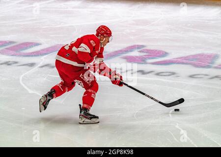 Lausanne, Schweiz. August 2021. Floran Douay vom Lausanner HC ist während des 10. Spiels der Schweizer Nationalliga 2021-2022 mit dem Lausanne HC und dem SC Bern im Einsatz (Foto: Eric Dubost/Pacific Press) Quelle: Pacific Press Media Production Corp./Alamy Live News Stockfoto