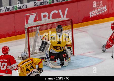 Lausanne, Schweiz. August 2021. Philipp Wüthrich (Torwart) vom SC Bern ist im 10. Spiel der Schweizer Nationalliga 2021-2022 mit dem Lausanne HC und dem SC Bern im Einsatz (Foto: Eric Dubost/Pacific Press) Quelle: Pacific Press Media Production Corp./Alamy Live News Stockfoto