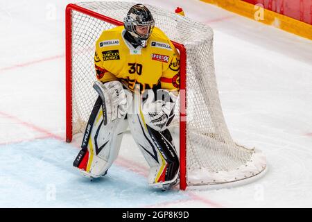 Lausanne, Schweiz. August 2021. Philipp Wüthrich (Torwart) vom SC Bern ist im 10. Spiel der Schweizer Nationalliga 2021-2022 mit dem Lausanne HC und dem SC Bern im Einsatz (Foto: Eric Dubost/Pacific Press) Quelle: Pacific Press Media Production Corp./Alamy Live News Stockfoto