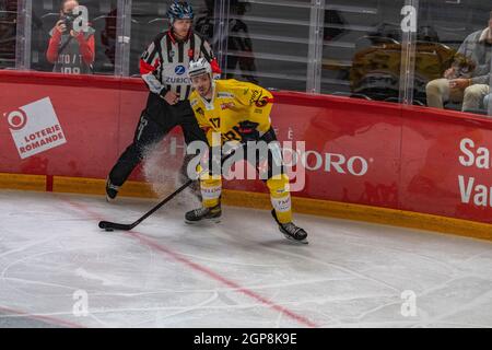 Lausanne, Schweiz. August 2021. Thomas Thiry vom SC Bern ist während des 10. Spiels der Schweizer Nationalliga 2021-2022 mit dem Lausanne HC und dem SC Bern im Einsatz (Foto: Eric Dubost/Pacific Press) Quelle: Pacific Press Media Production Corp./Alamy Live News Stockfoto