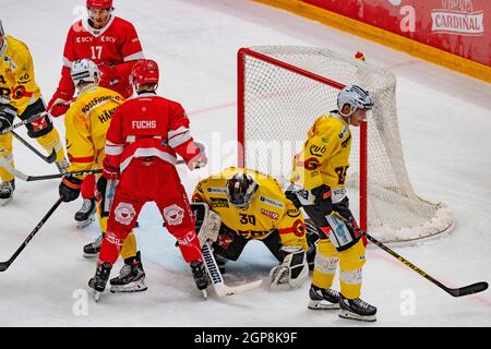 Lausanne, Schweiz. August 2021. Philipp Wüthrich (Torwart) vom SC Bern macht beim 10. Spiel der Schweizer Nationalliga 2021-2022 mit dem Lausanne HC und dem SC Bern Halt (Foto: Eric Dubost/Pacific Press) Quelle: Pacific Press Media Production Corp./Alamy Live News Stockfoto