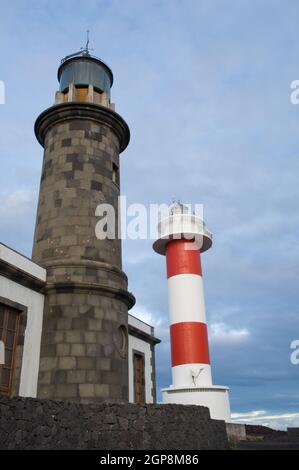 Fuencaliente Leuchttürme mit dem alten Leuchtturm links und dem neuen Leuchtturm rechts. Fuencaliente. La Palma. Kanarische Inseln. Spanien. Stockfoto