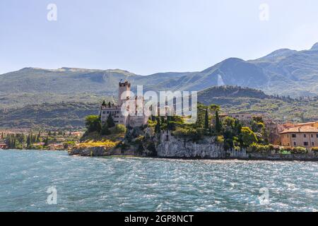 Cute idyllischen Italienischen Dorf und See aus dem Wasser gefangen. Malcesine am Lago di Garda. Stockfoto