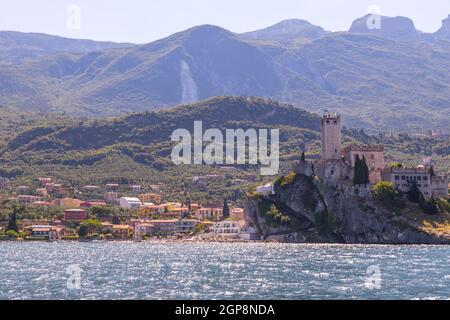 Cute idyllischen Italienischen Dorf und See aus dem Wasser gefangen. Malcesine am Lago di Garda. Stockfoto