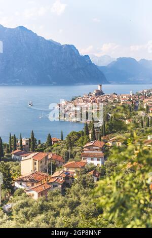 Cute idyllischen Italienischen Dorf und See von oben erfasst. Malcesine am Lago di Garda. Stockfoto