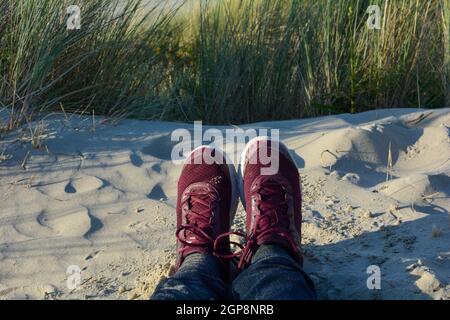 Ruhe zwischen den Dünen, am Strand mit Turnschuhen, an der Nordseeküste in den Niederlanden Stockfoto