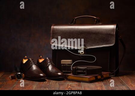 Stillleben von Business-Herren-Aktentasche, Lederschuhen, Tagebuch und Uhr Stockfoto