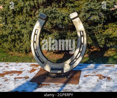 Skulptur eines Hufeisens. Symbol des Glücks. Stockfoto