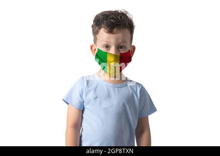 Atemschutzmaske mit Flagge von Mali. Weißer Junge setzt auf medizinische Gesichtsmaske isoliert auf weißem Hintergrund. Stockfoto