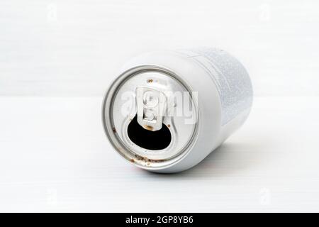Leere Dose Soda auf dem hölzernen Hintergrund Stockfoto