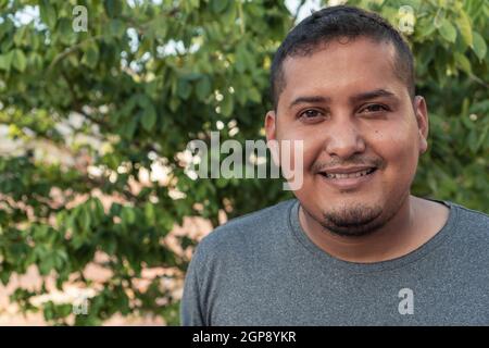 Hispanischer Mann in einer Outdoor-Umgebung Stockfoto