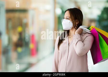 Kunde im Fashion Store trägt FFP2 Gesichtsmaske Stockfoto