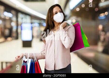 Kunde im Fashion Store trägt FFP2 Gesichtsmaske Stockfoto