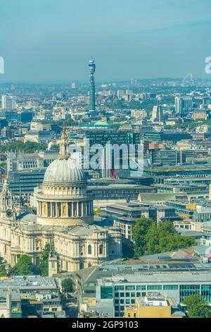 Luftaufnahme der St Paul's Cathedral, des BT Tower und der Londoner Skyline, London, England, Großbritannien, Europa Stockfoto