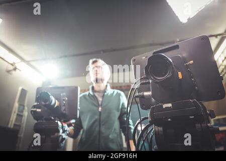 Der Kameramann betreibt eine Filmkamera im Fernsehen Aufnahmestudio Stockfoto