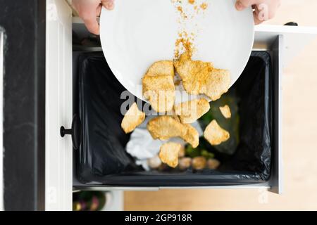 Wegwerfen Von Essensresten Im Müll Oder Mülleimer Stockfoto